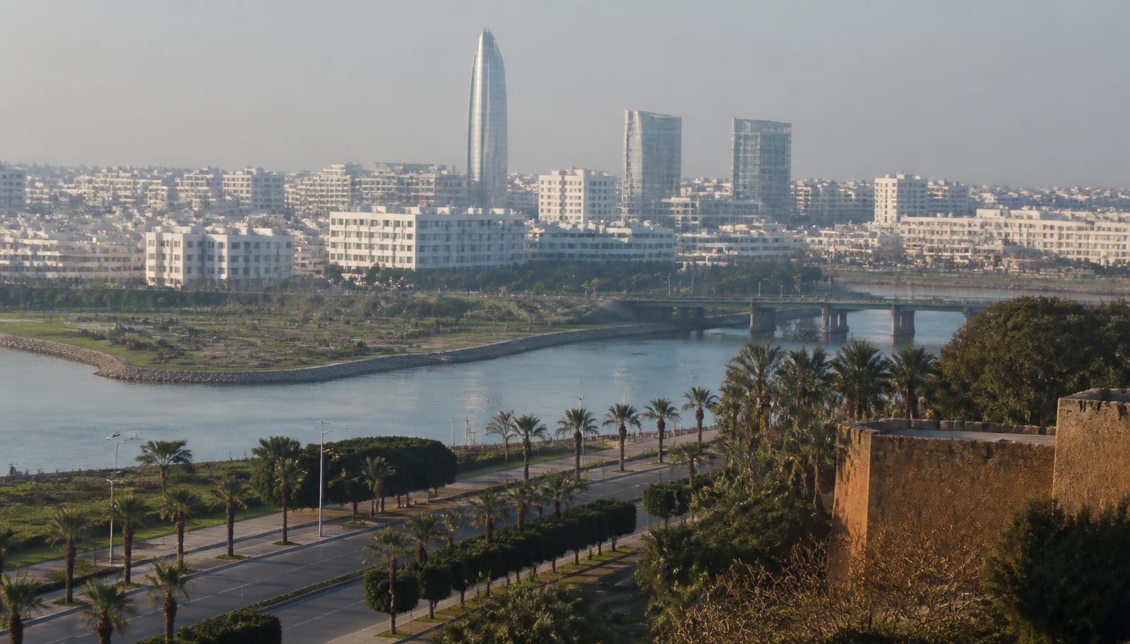 Skyline van Rabat met de rivier, moderne torens en groene boulevards